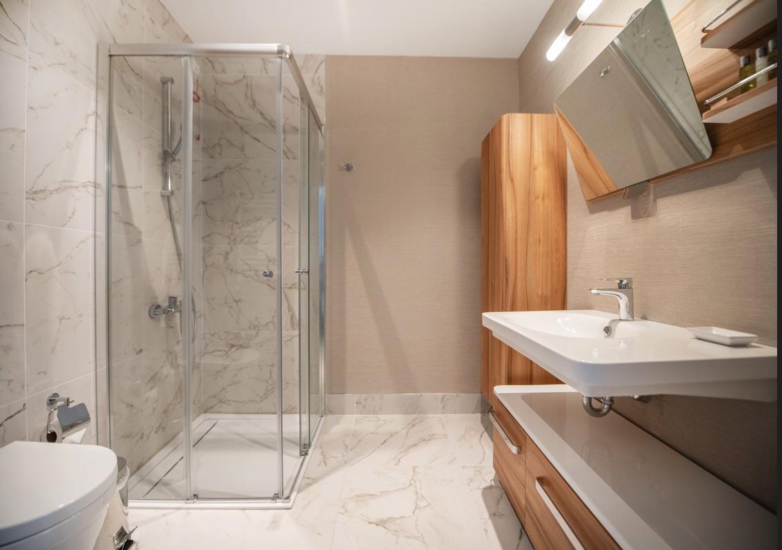 En-suite bathroom — patient recovery accommodation in Istanbul