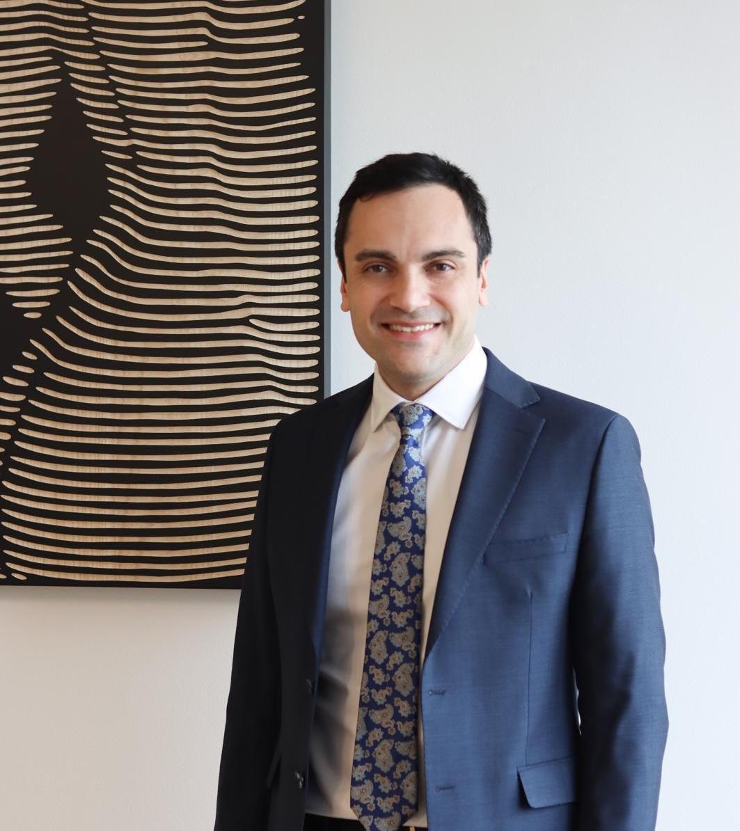 Assoc. Prof. Dr. Ayhan Işık Erdal, double board-certified plastic surgeon in Istanbul